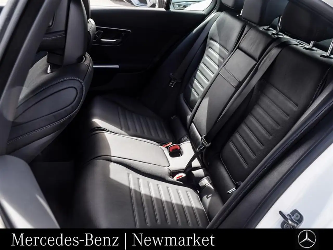 Mercedes-Benz C-Class снимка Mercedes-Benz C-Class
