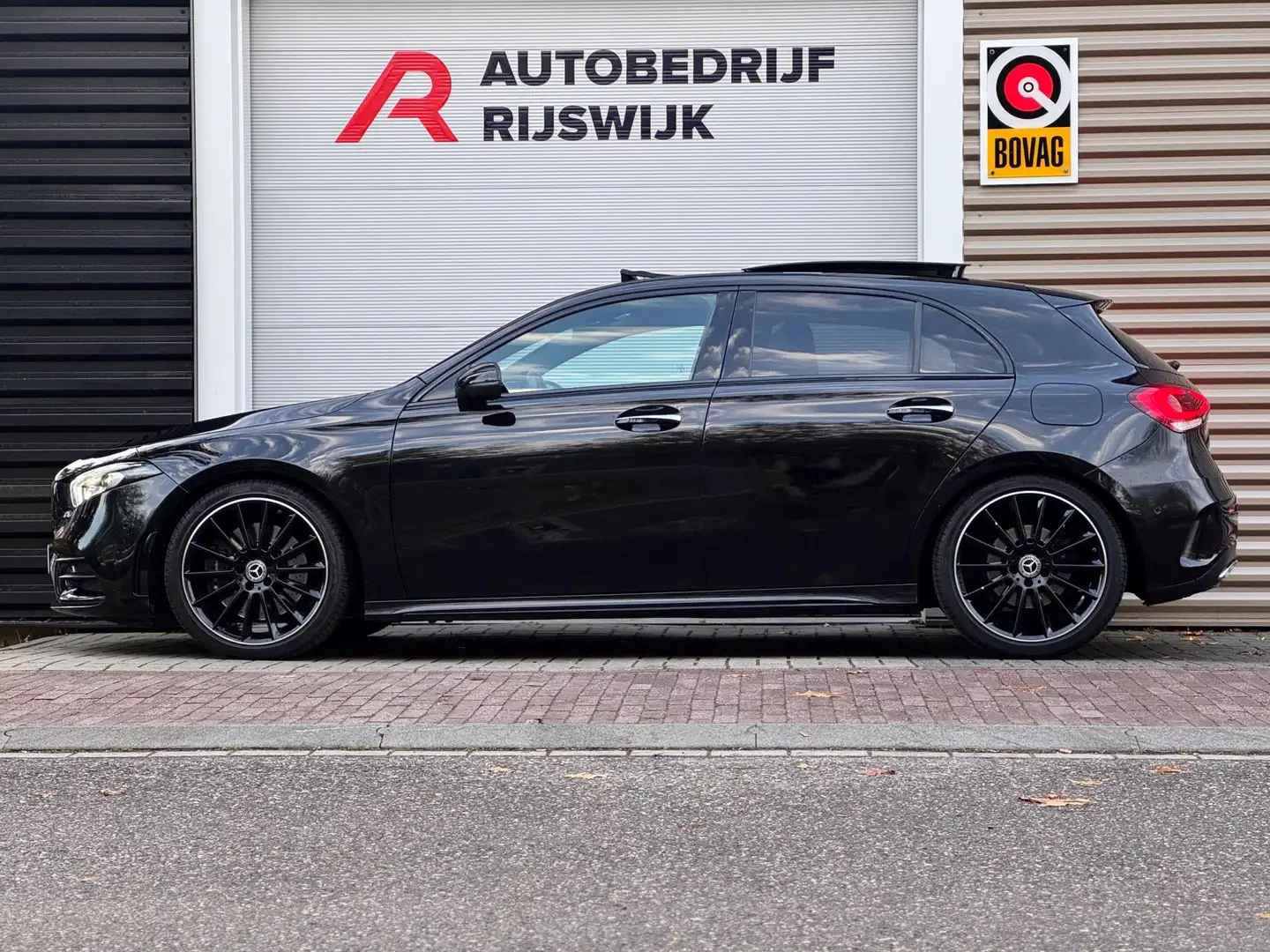 Mercedes-Benz A 250 4MATIC Premium Plus Pano/360/Burmester Zwart - 2