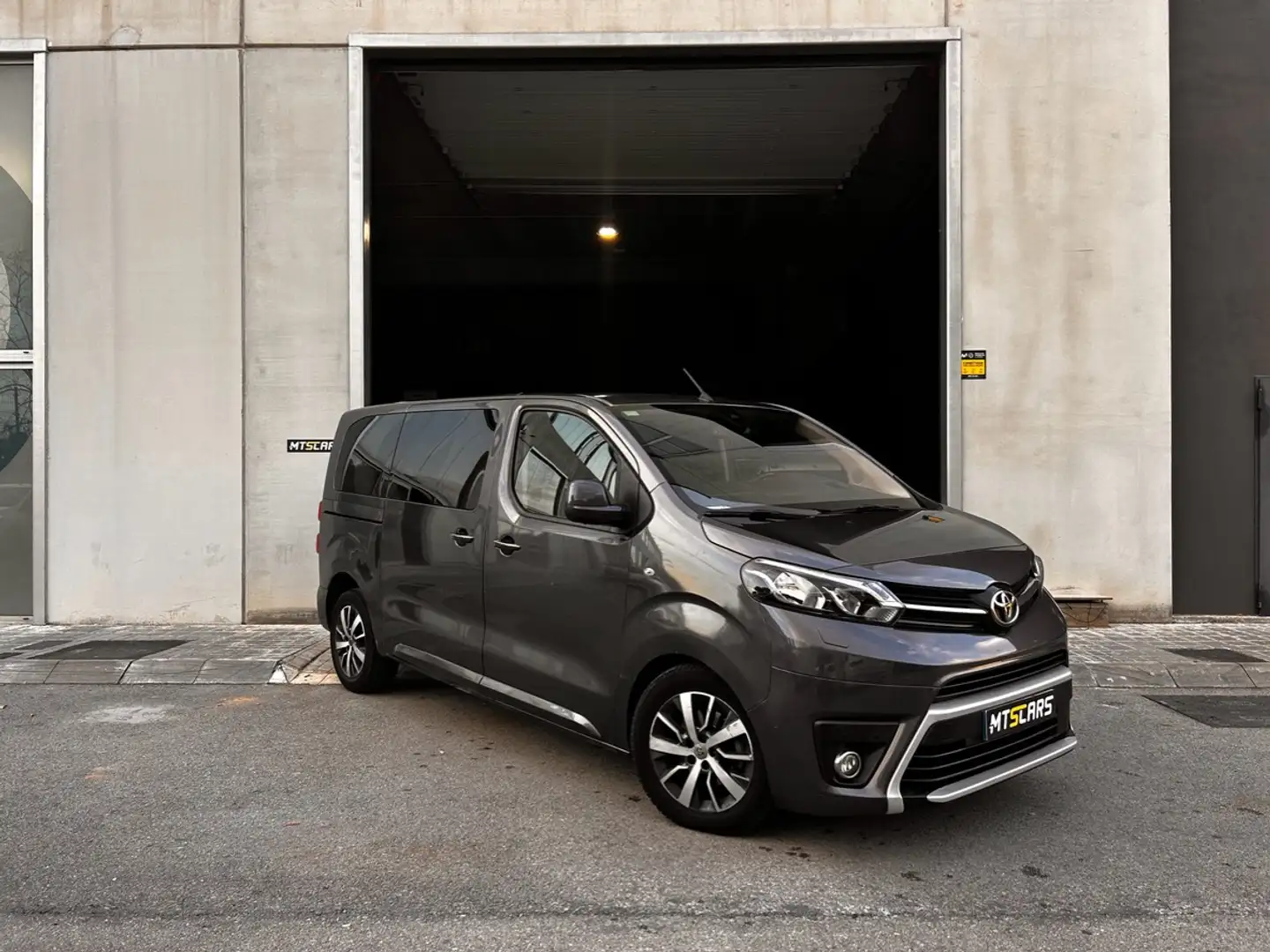 Toyota Proace Family L2 2.0D 8pl. Advance 150 Šedá - 1