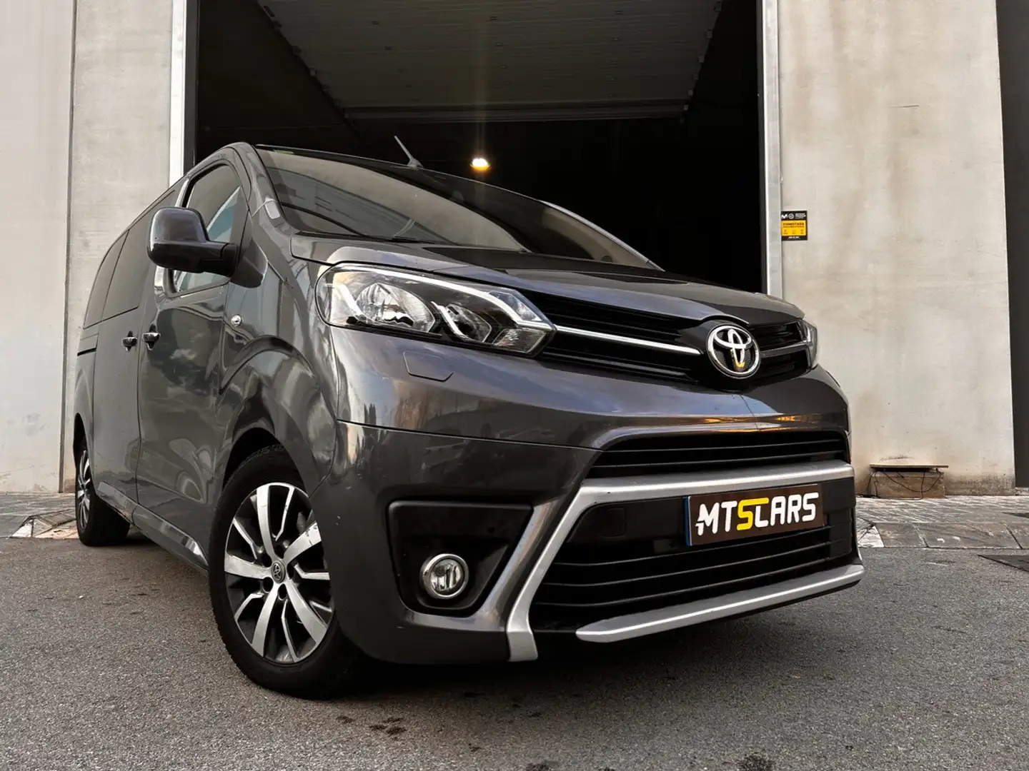 Toyota Proace Family L2 2.0D 8pl. Advance 150 Šedá - 2