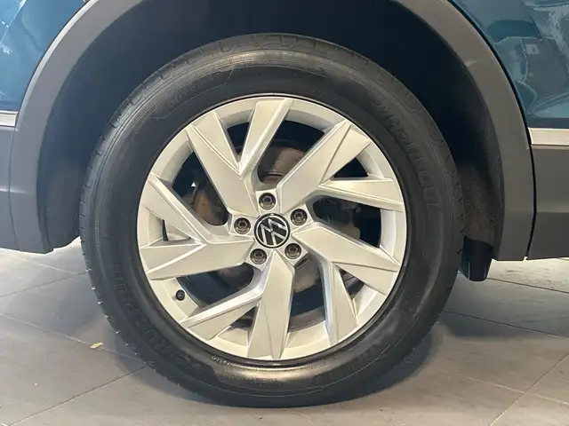 Volkswagen Tiguan view 3