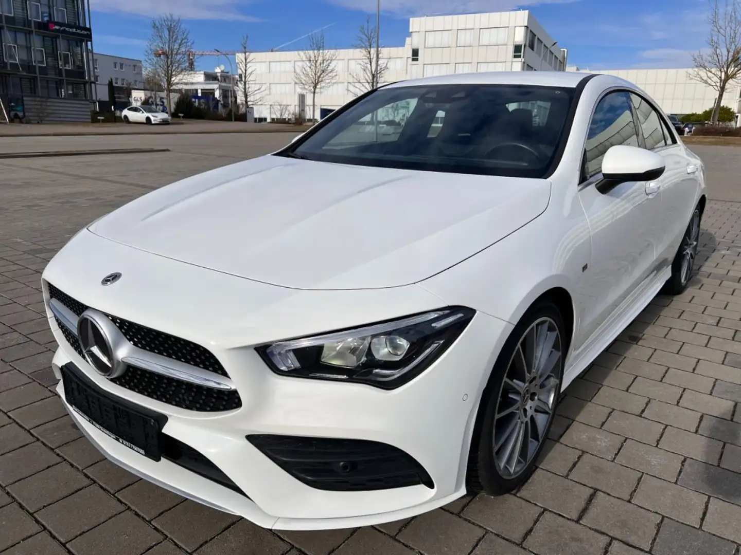 Mercedes-Benz CLA 180 AMG LINE/AUT/NAVI/LED/LEDER/SPUR/19ZOLL Weiß - 1