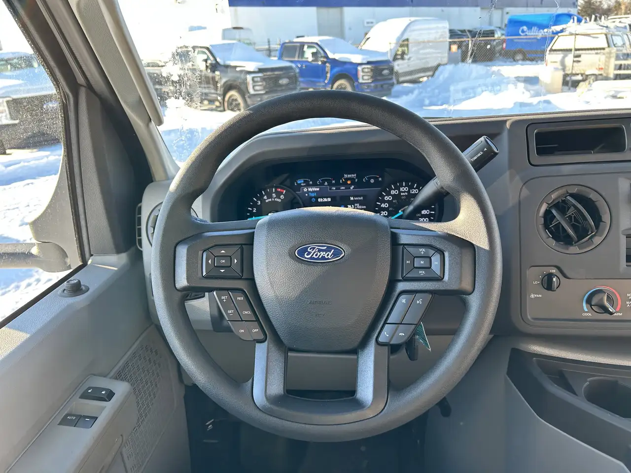 Ford E-Series Cutaway снимка Ford E-Series Cutaway