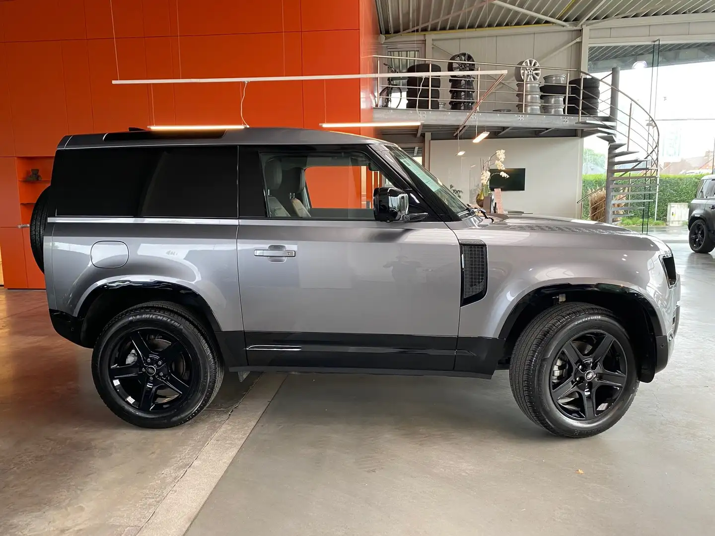 Land Rover Defender D250 SE Hard Top Grijs - 2