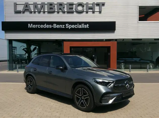 Mercedes-Benz GLC 200 AMG Line * PANO * Nightpakket * 360° camera * Trekhaak * DAB * Apple Carplay * verwarmd stuur * Burmester * Sfeerlicht *