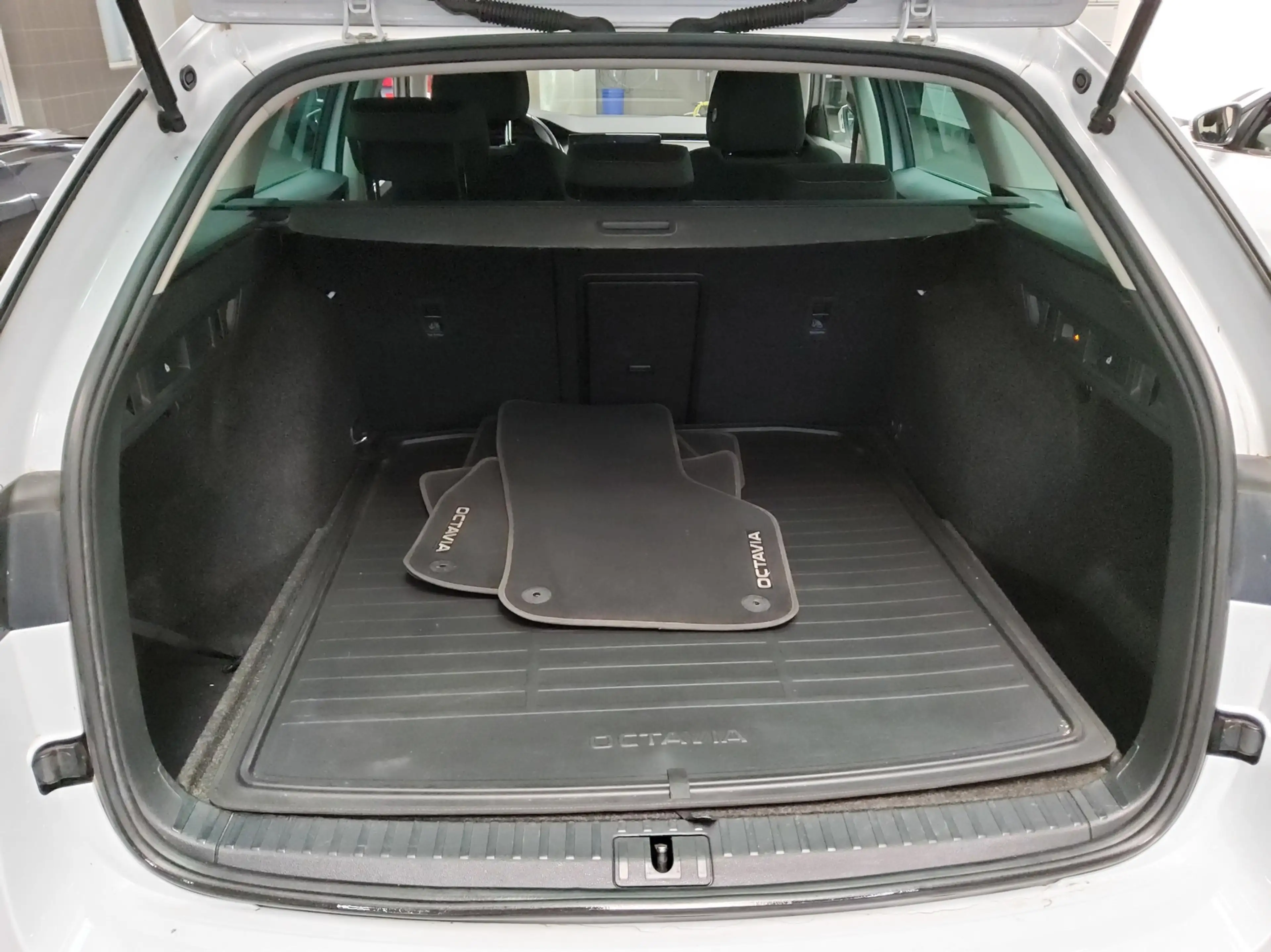 Skoda Octavia OCTAVIA NAVI KLIMAAUT RADIO TEMPO MFL SHZ VC PDC HUD AHK ACC LED RfK — photo 12