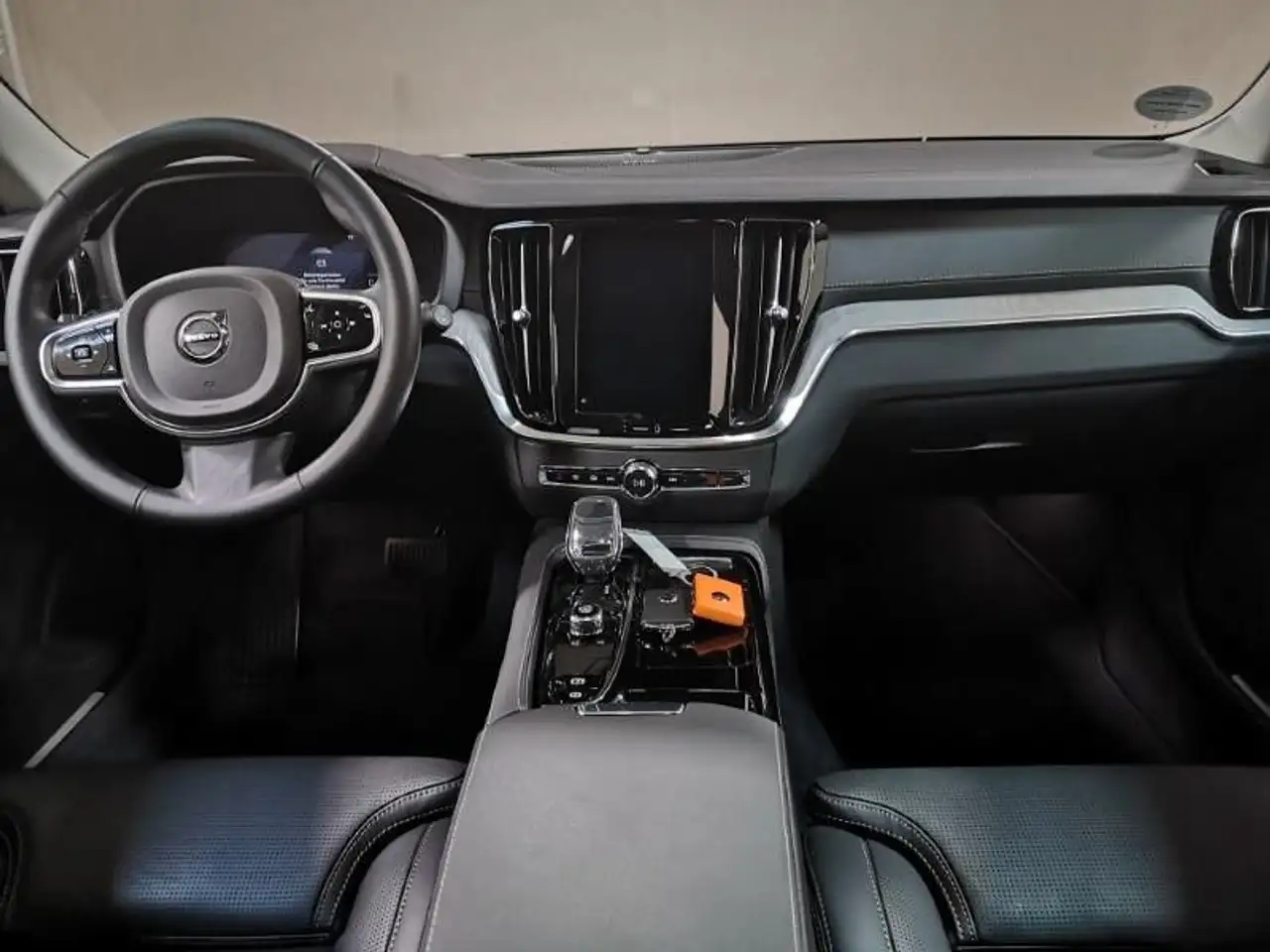 Volvo V60 T8 Ultra Dark Recharge Plug-In Hybrid AWD 5