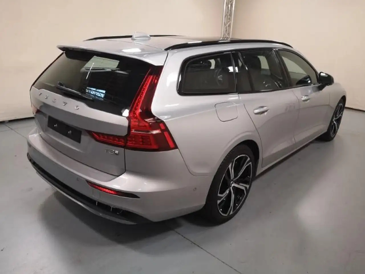 Volvo V60 T8 Ultra Dark Recharge Plug-In Hybrid AWD 3