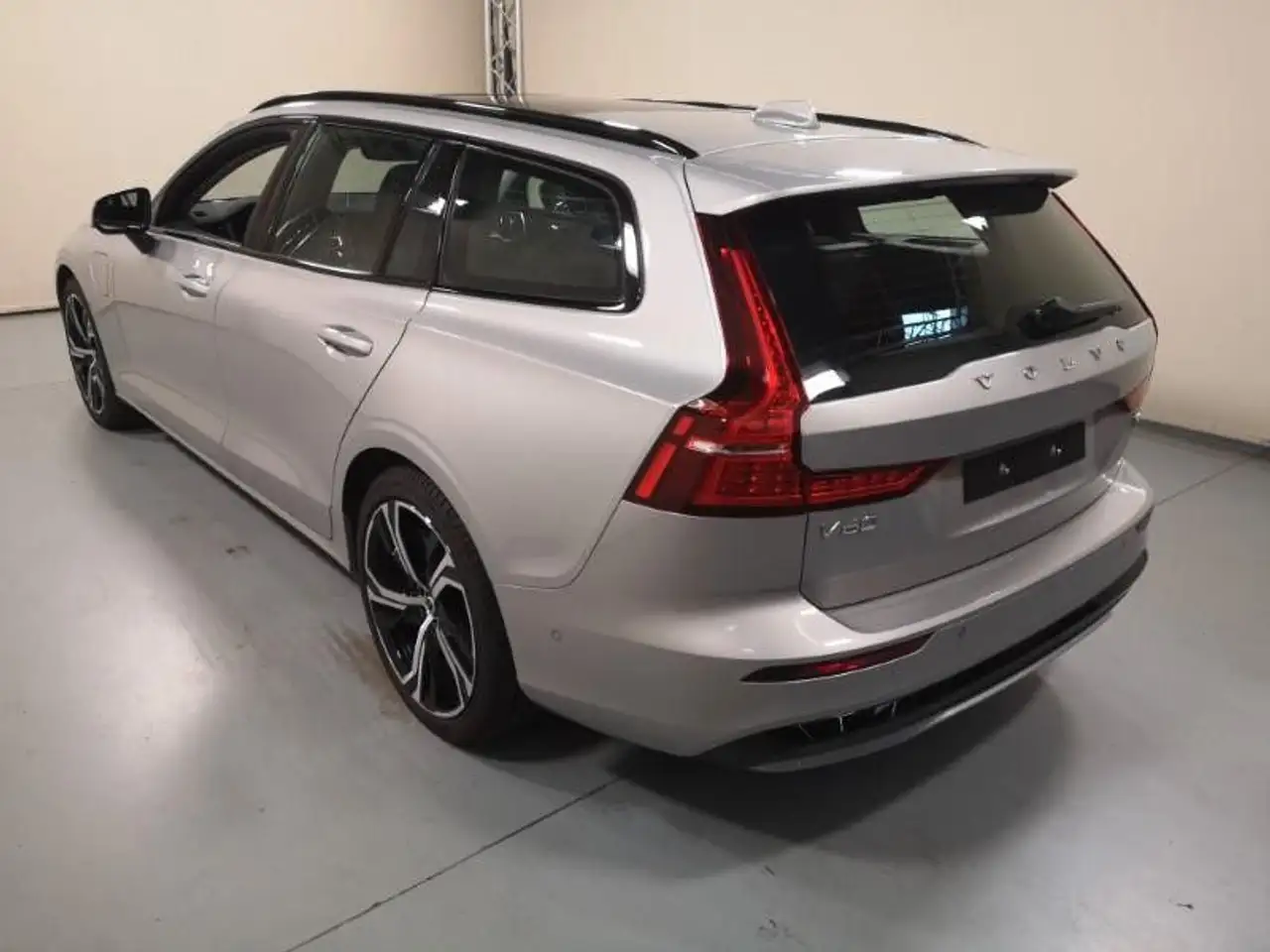 Volvo V60 T8 Ultra Dark Recharge Plug-In Hybrid AWD 2