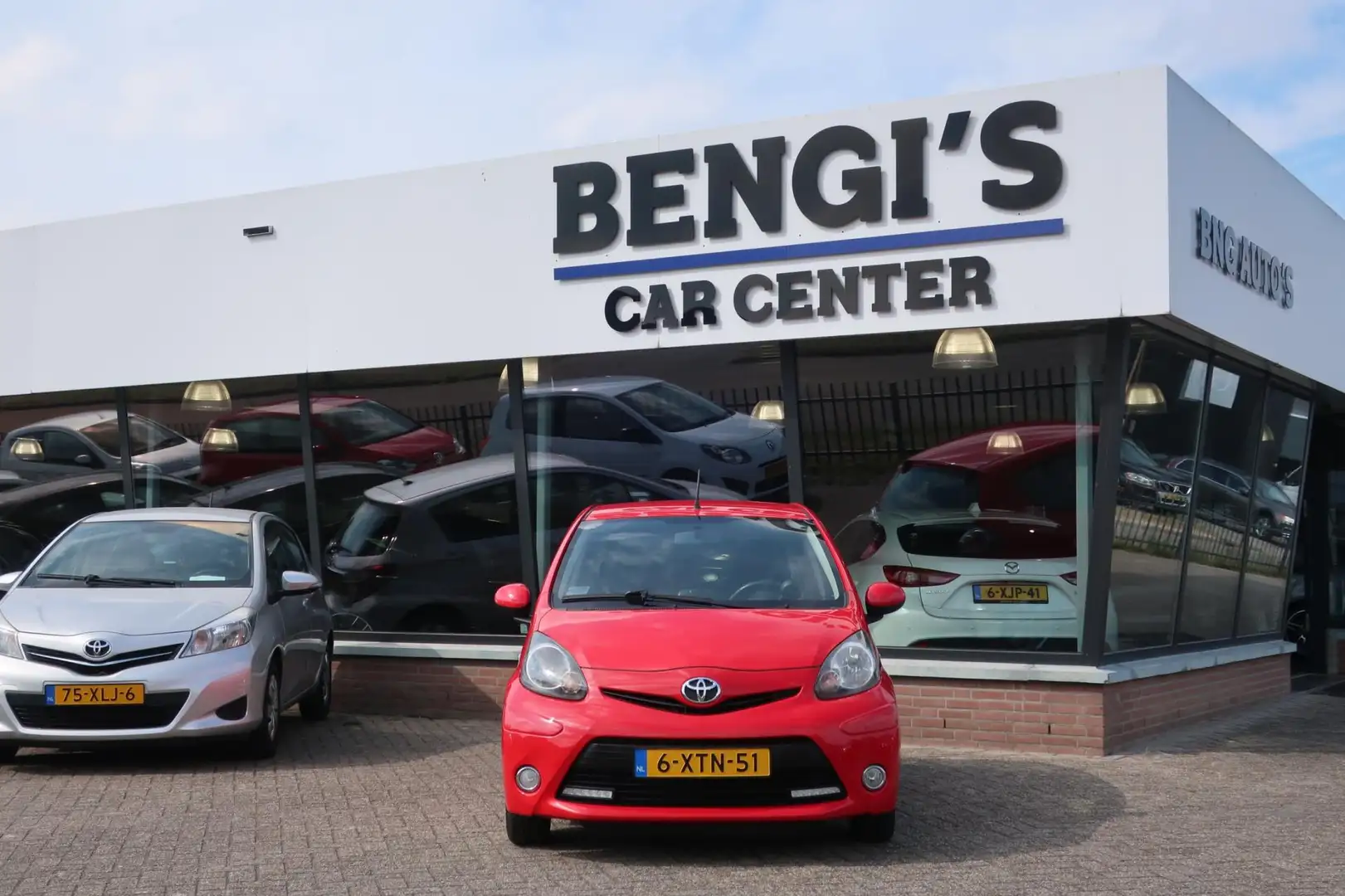 Toyota Aygo 1.0 VVT-i Dynamic LED_NAVI_AIRCO_LMV_DOH. Rojo - 2
