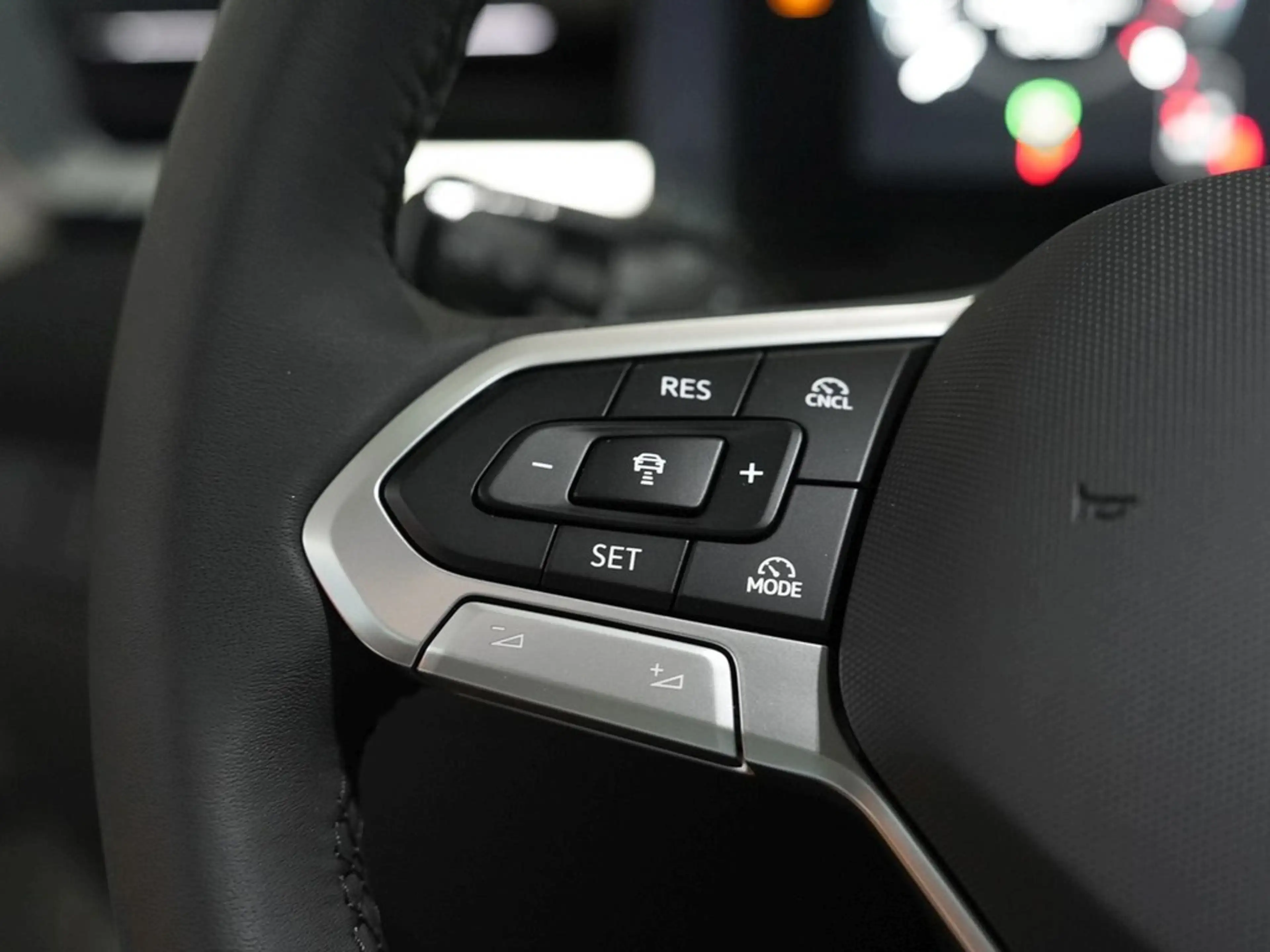 Volkswagen T-Roc 1.5 l eTSI OPF DSG Life VAL VSA — photo 13