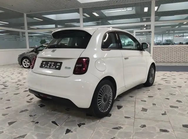 Fiat 500E view 7