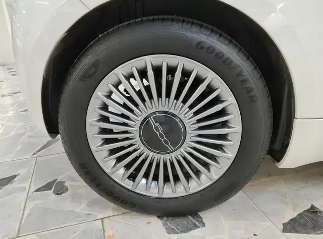 Fiat 500E view 8