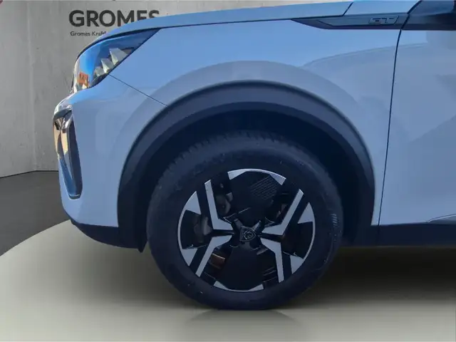 Peugeot 2008 view 11