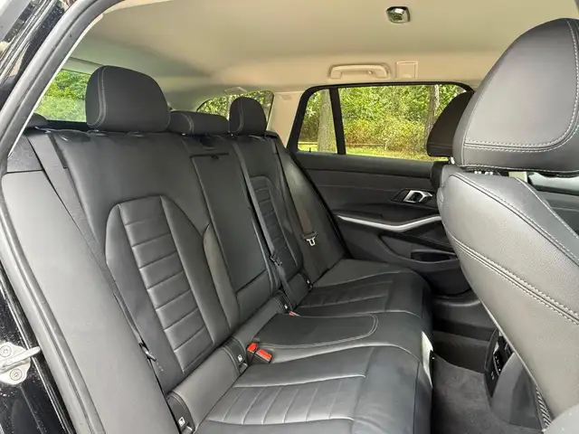 BMW 3 Series view 24