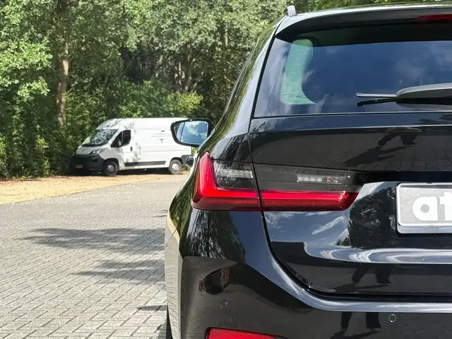 BMW 3 Series view 9