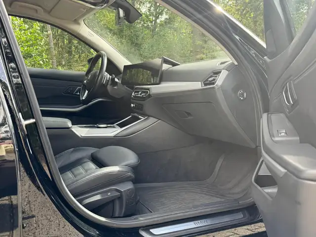 BMW 3 Series view 10