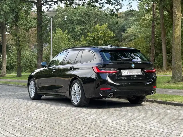 BMW 3 Series view 3