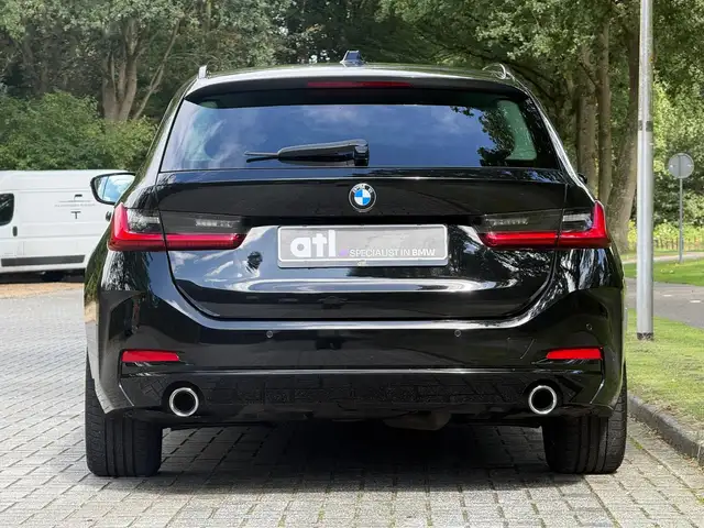 BMW 3 Series view 4
