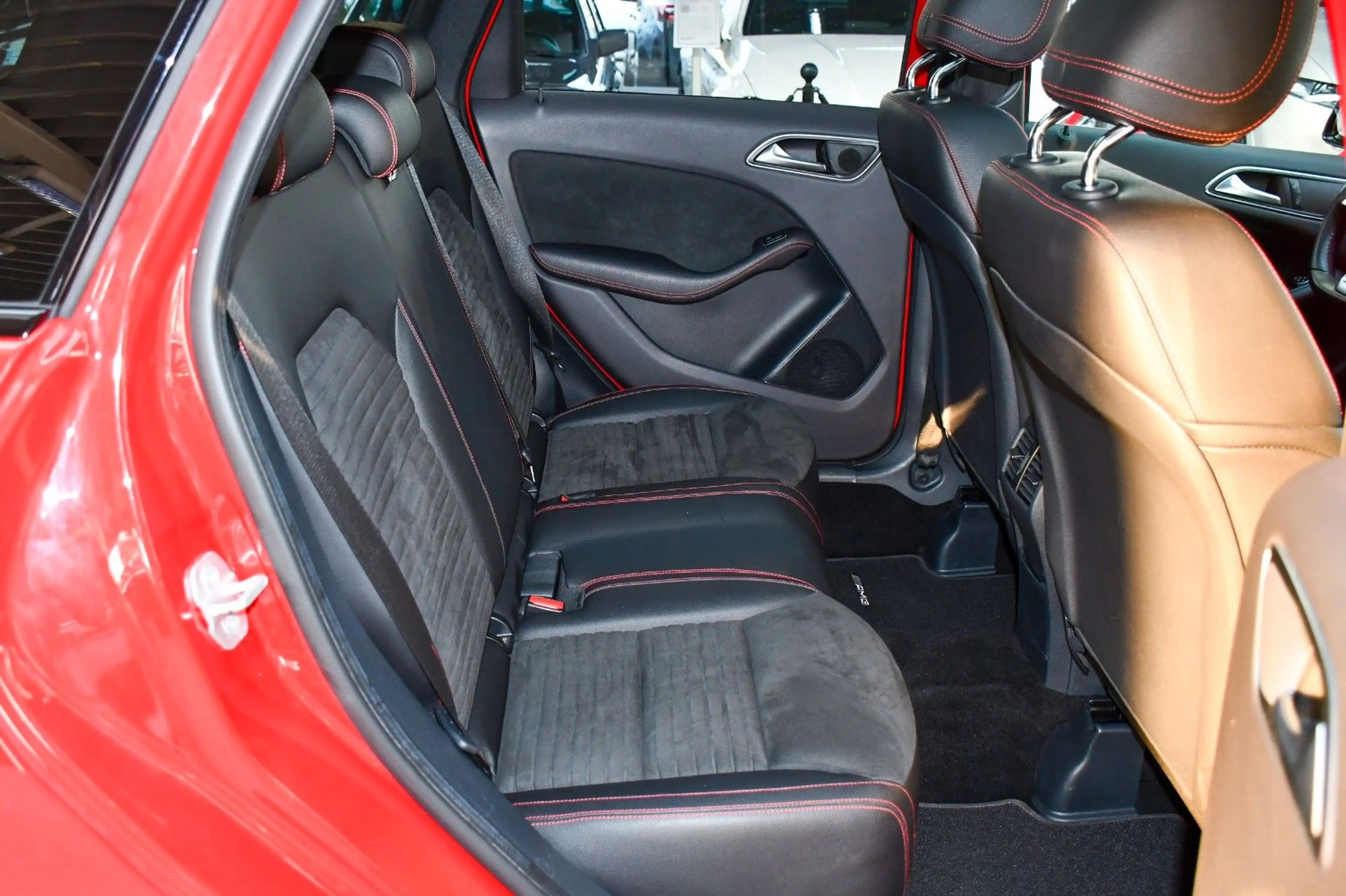 Mercedes-Benz B 220 d 4Matic AMG-Line Night-Paket 1.Hand — photo 14