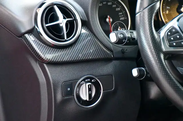 Mercedes-Benz 220 view 9
