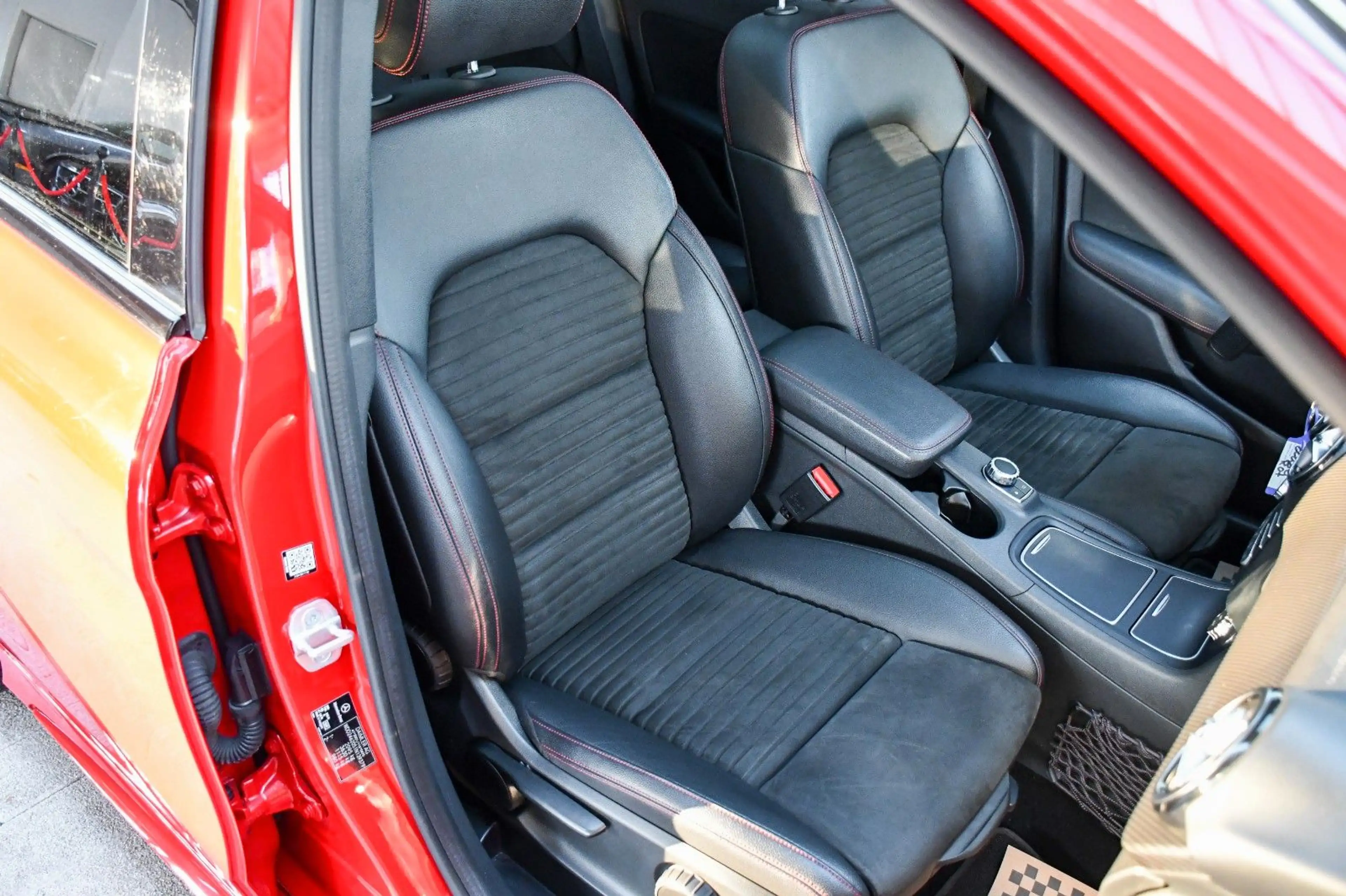 Mercedes-Benz B 220 d 4Matic AMG-Line Night-Paket 1.Hand — photo 12