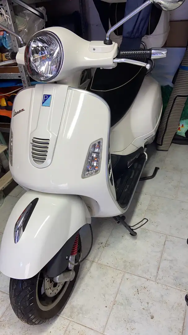 Vespa GTS 300 Blanc - 1