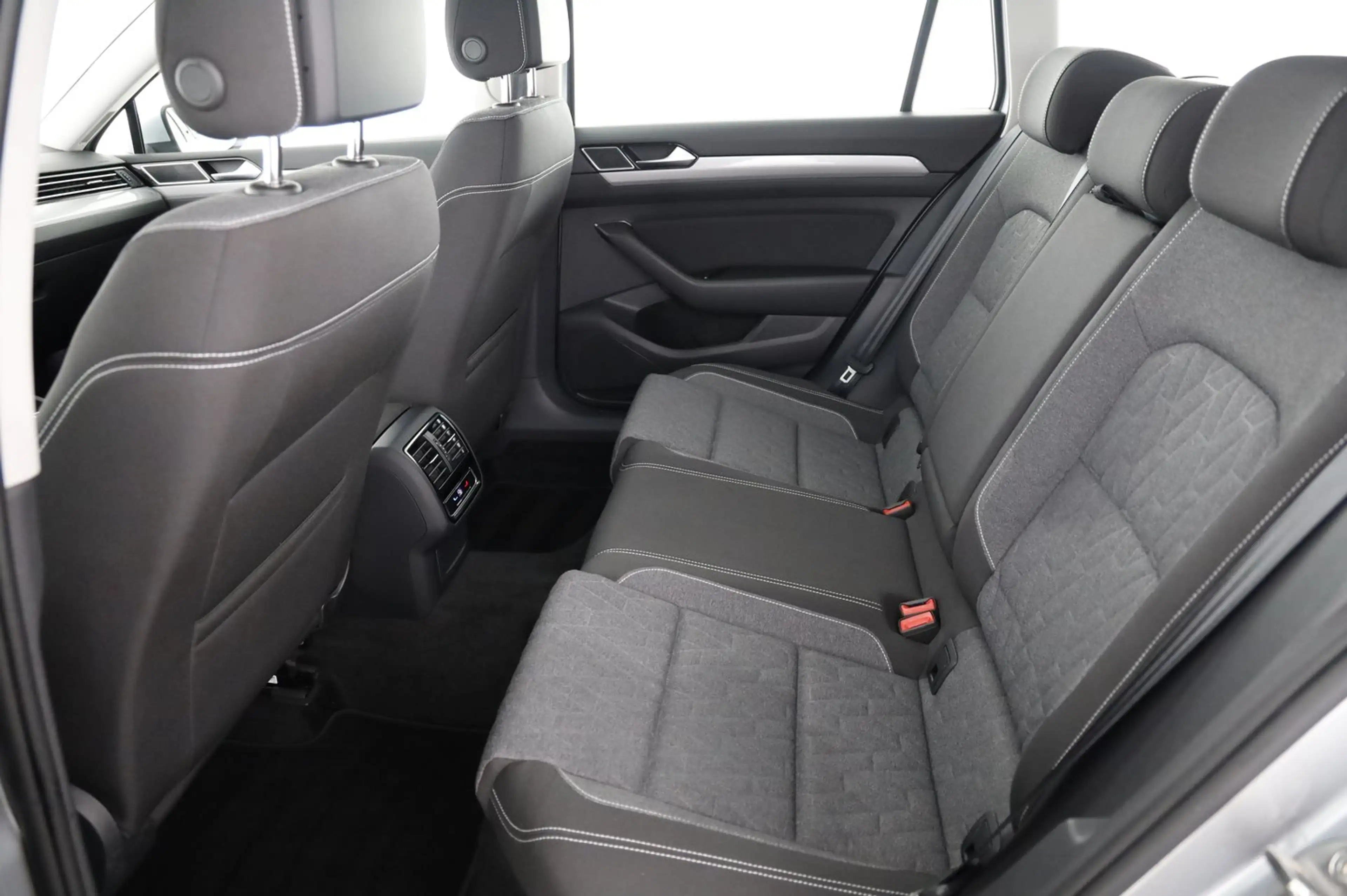 Volkswagen Passat Variant Business TDI DSG — photo 6