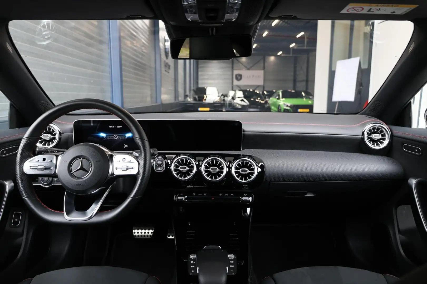 Mercedes-Benz CLA 200 Shooting Brake AMG LED/VIRTUAL/SFEER/PANO/ALCANTAR Wit - 2