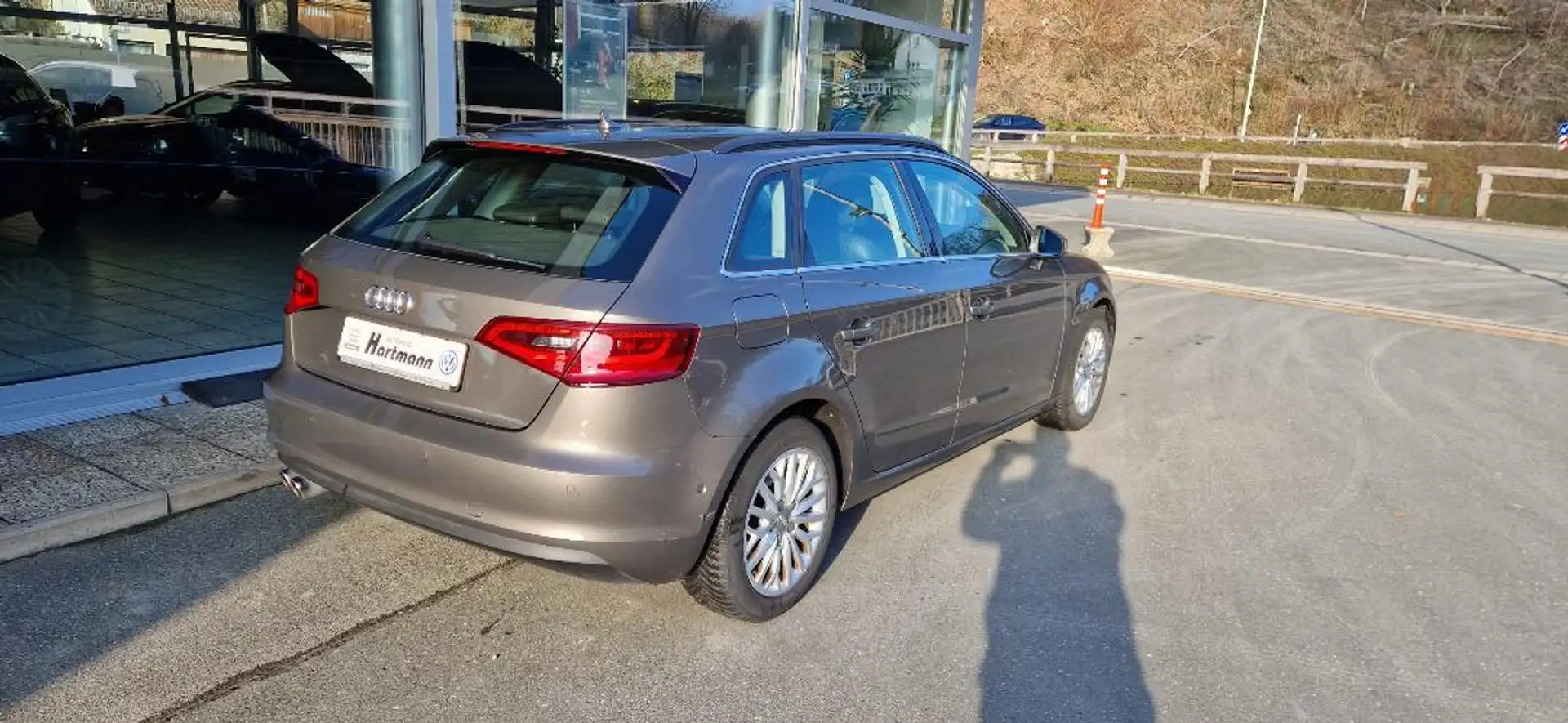 Audi A3 Sportback Ambiente 2,0TDI Quattro S-Tronic Leder Navi Klima AHK Grau - 2