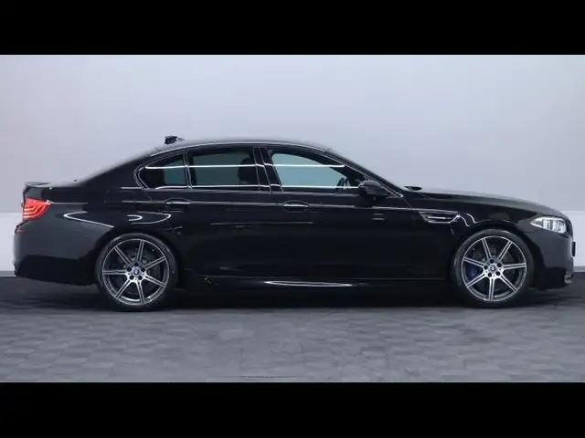 BMW M5 view 4