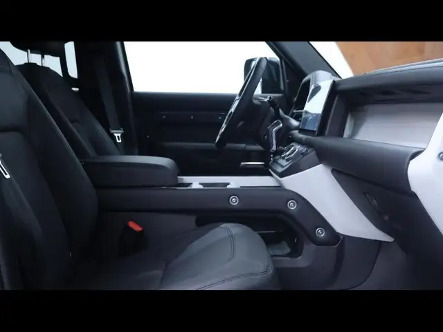 Land Rover Defender 110 view 10