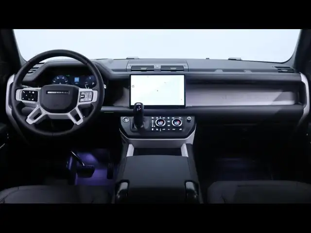 Land Rover Defender 110 view 13