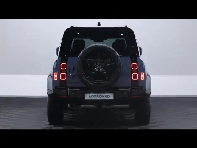Land Rover Defender 110 view 5