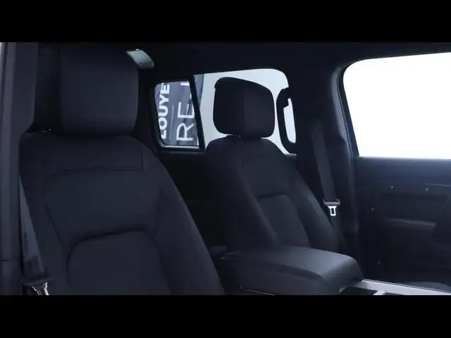 Land Rover Defender 110 view 11