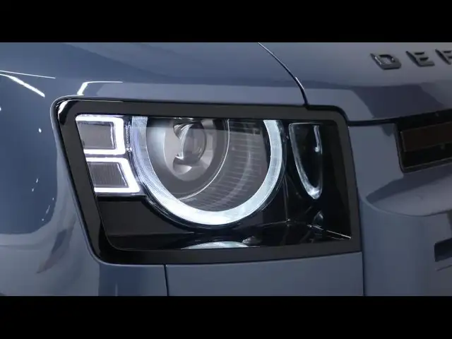 Land Rover Defender 110 view 7