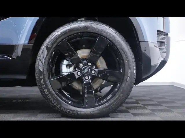 Land Rover Defender 110 view 9