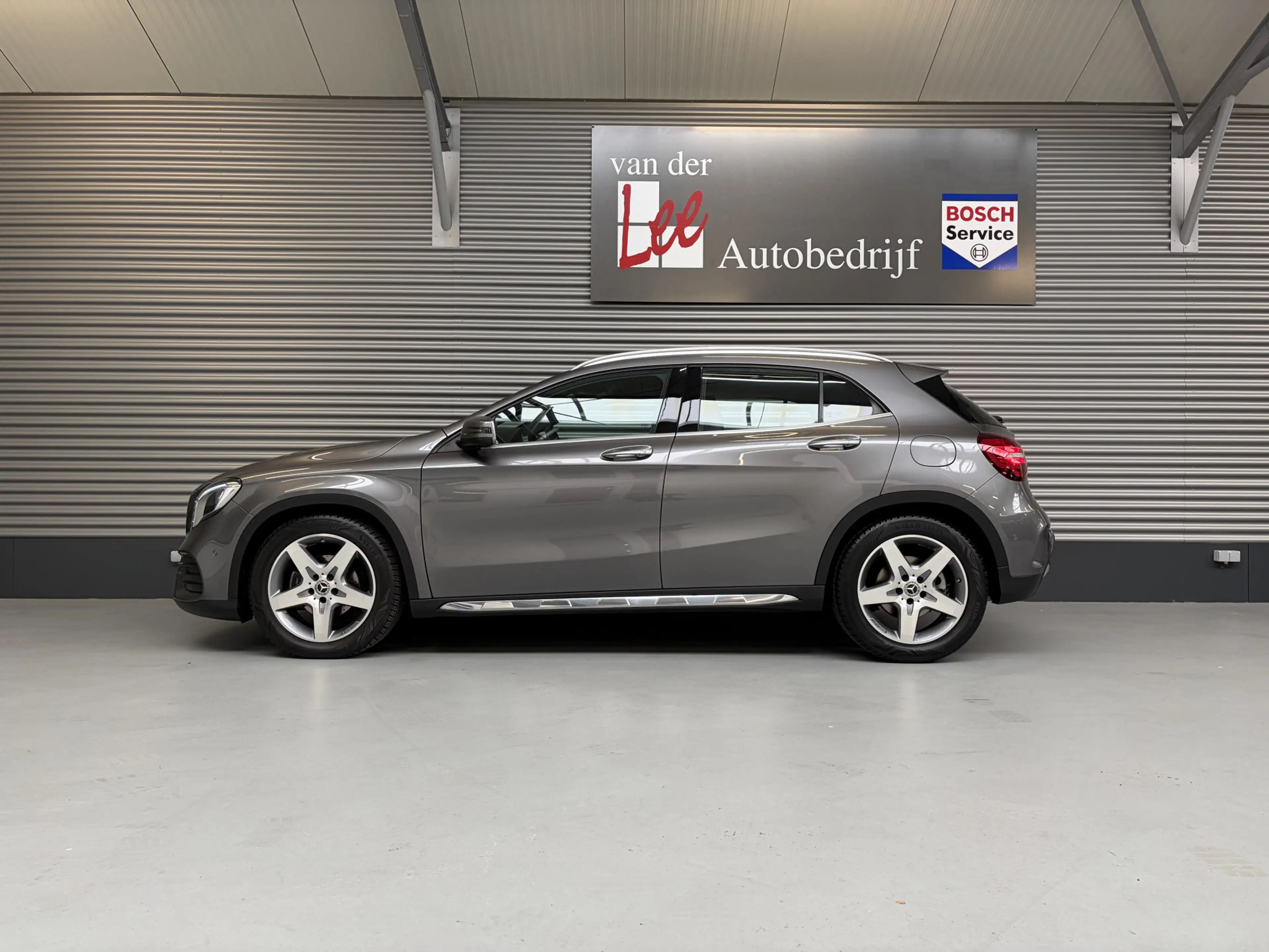 Mercedes-Benz GLA 180 BUSINESS SOLUTIONS AMG/PDC/CAM/CARPLAY/ENZ — photo 2