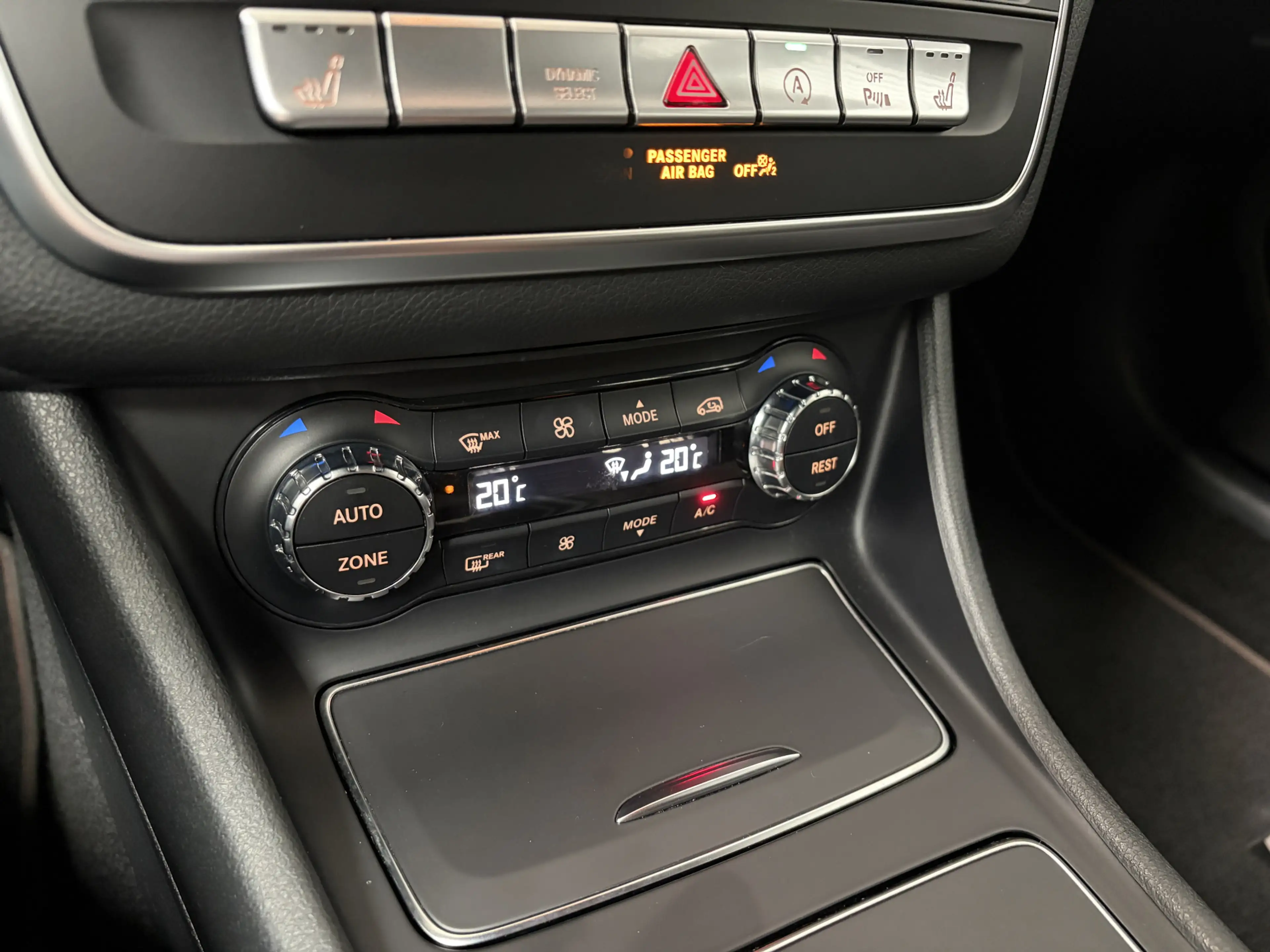 Mercedes-Benz GLA 180 BUSINESS SOLUTIONS AMG/PDC/CAM/CARPLAY/ENZ — photo 18