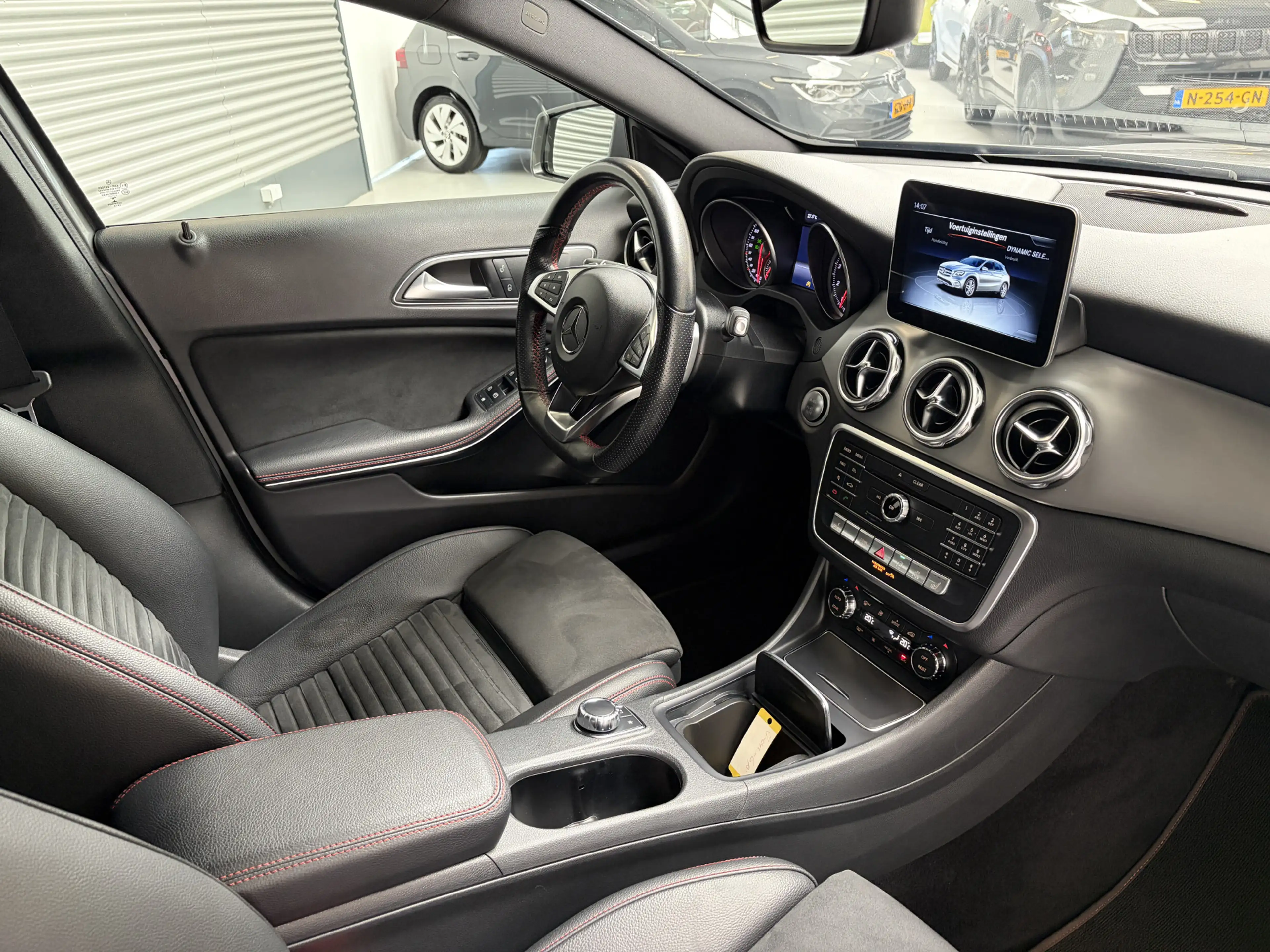 Mercedes-Benz GLA 180 BUSINESS SOLUTIONS AMG/PDC/CAM/CARPLAY/ENZ — photo 10
