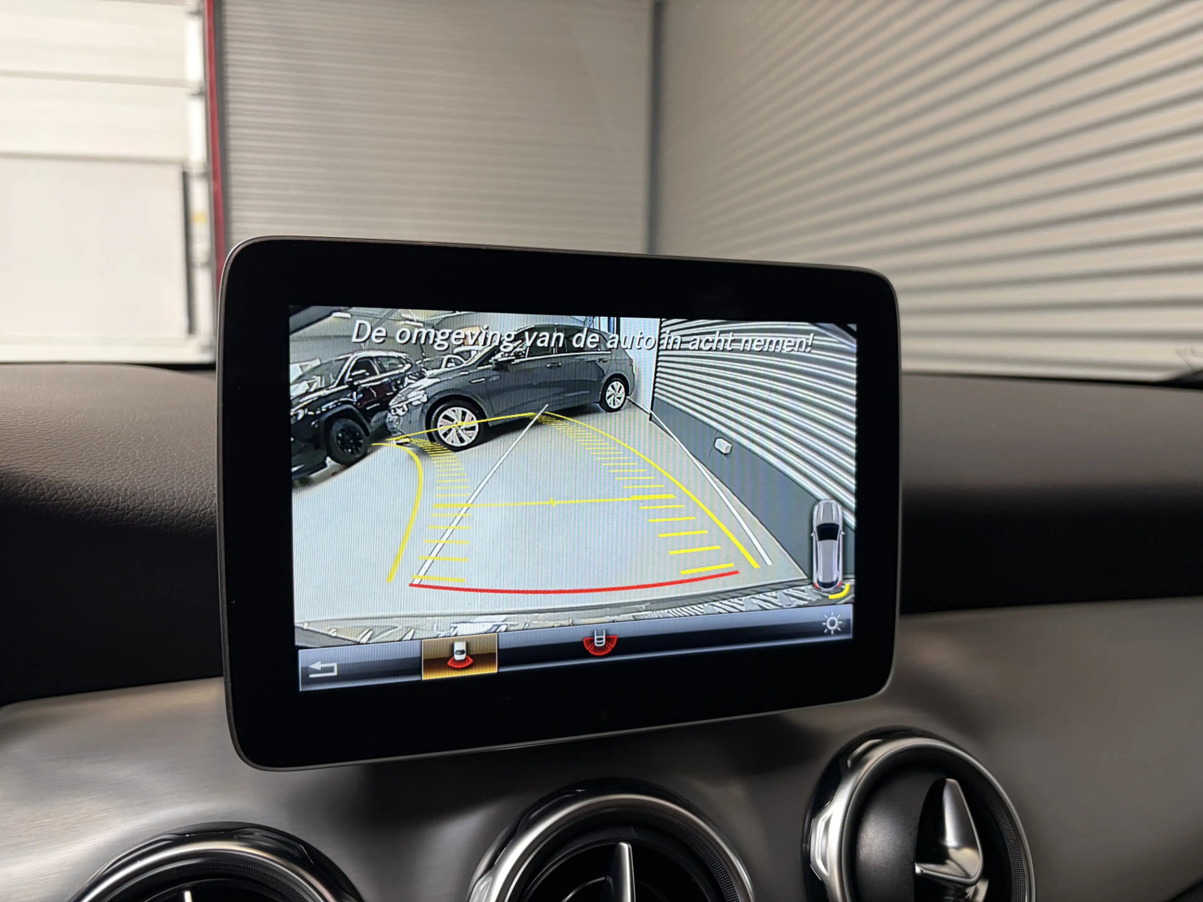 Mercedes-Benz GLA 180 BUSINESS SOLUTIONS AMG/PDC/CAM/CARPLAY/ENZ — photo 12