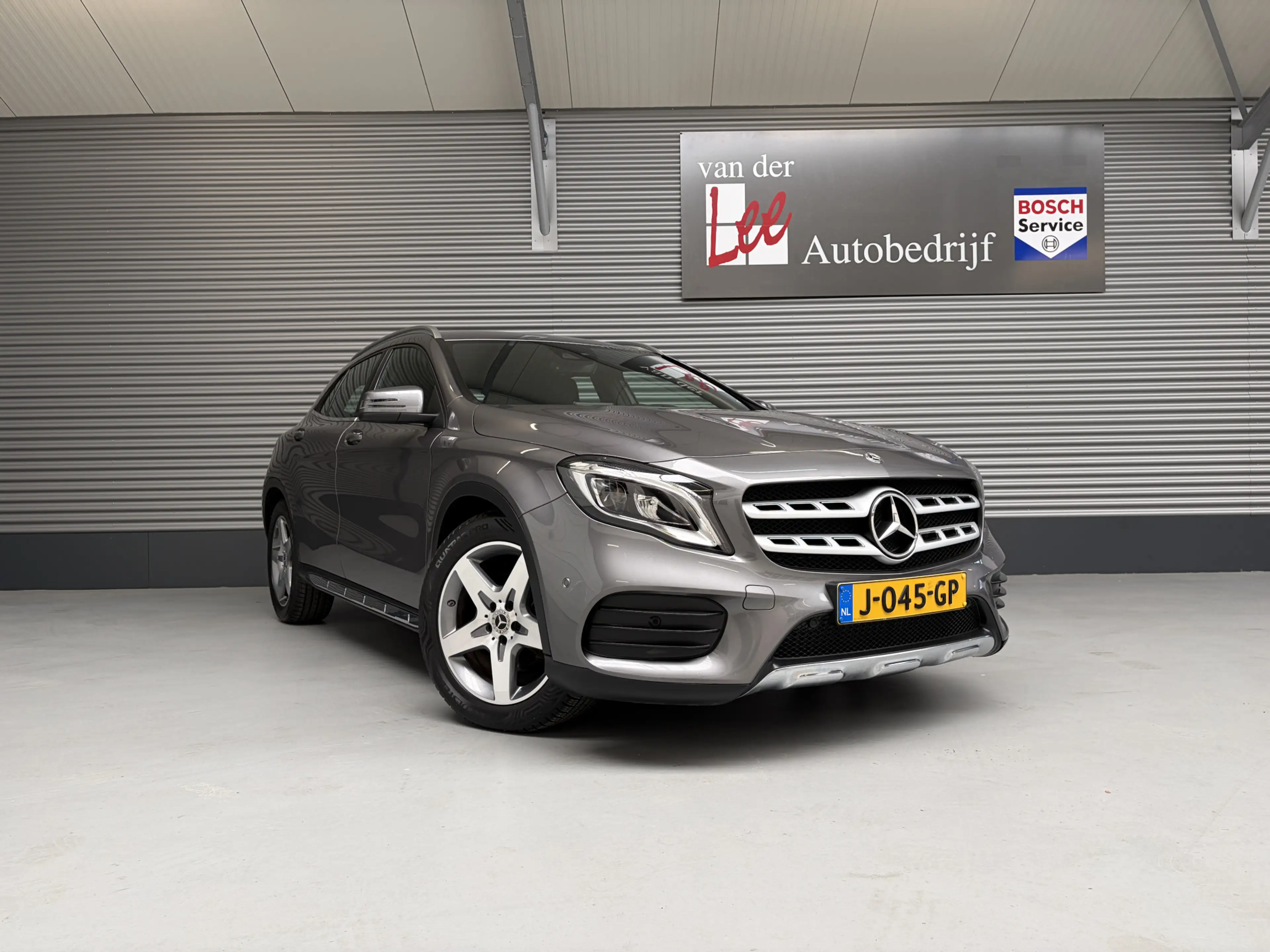 Mercedes-Benz GLA 180 BUSINESS SOLUTIONS AMG/PDC/CAM/CARPLAY/ENZ — photo 3