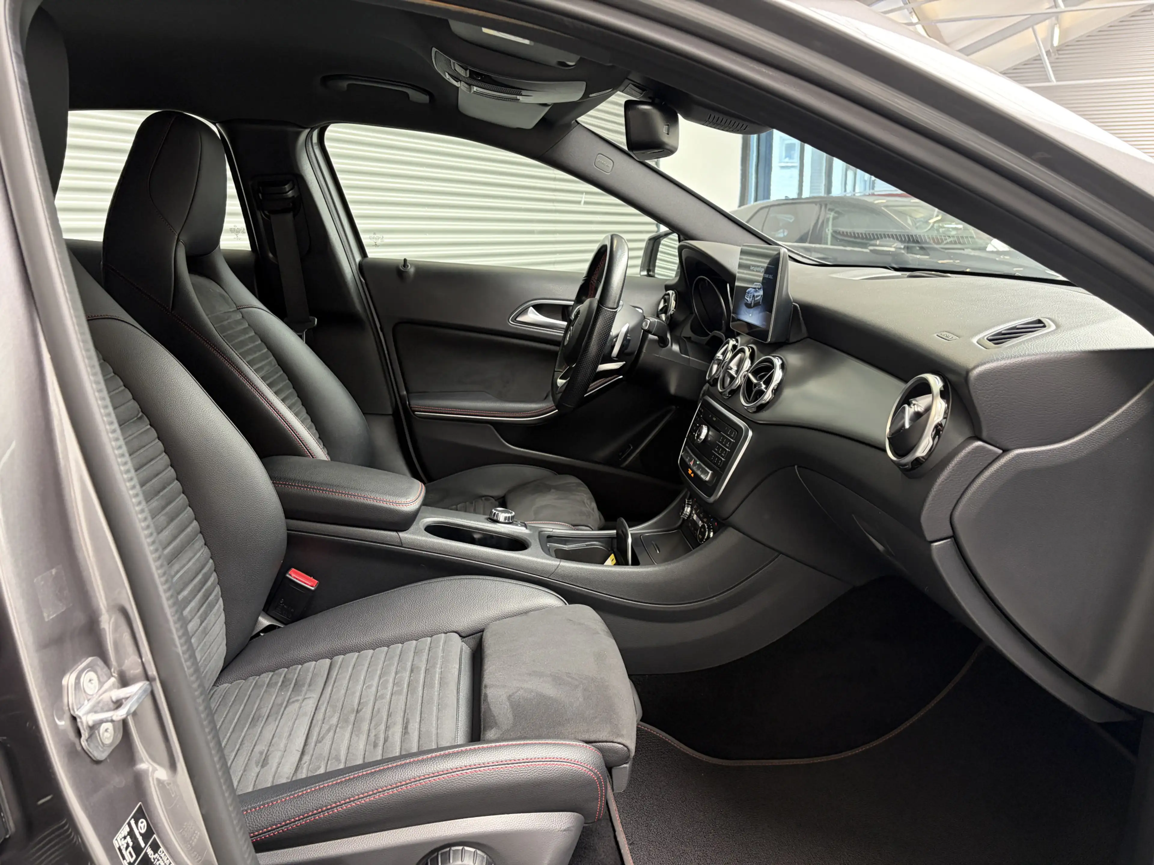 Mercedes-Benz GLA 180 BUSINESS SOLUTIONS AMG/PDC/CAM/CARPLAY/ENZ — photo 9