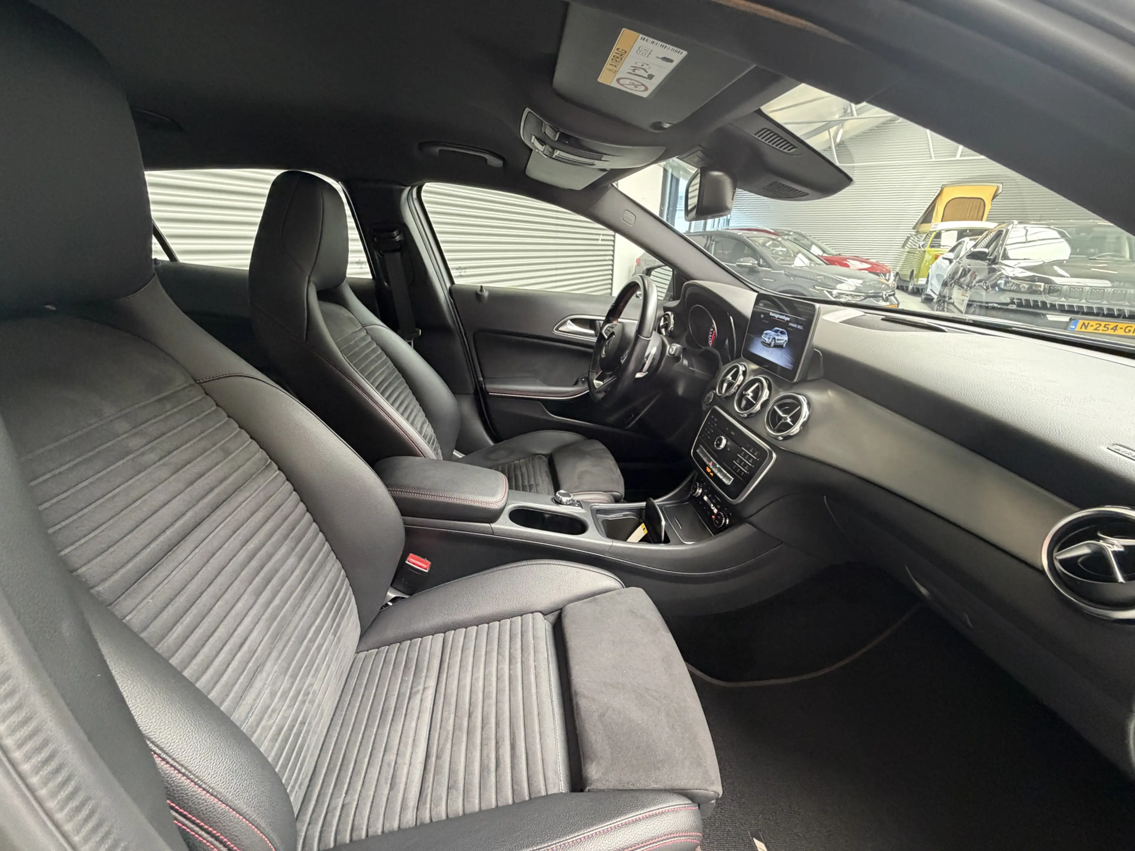Mercedes-Benz GLA 180 BUSINESS SOLUTIONS AMG/PDC/CAM/CARPLAY/ENZ — photo 11