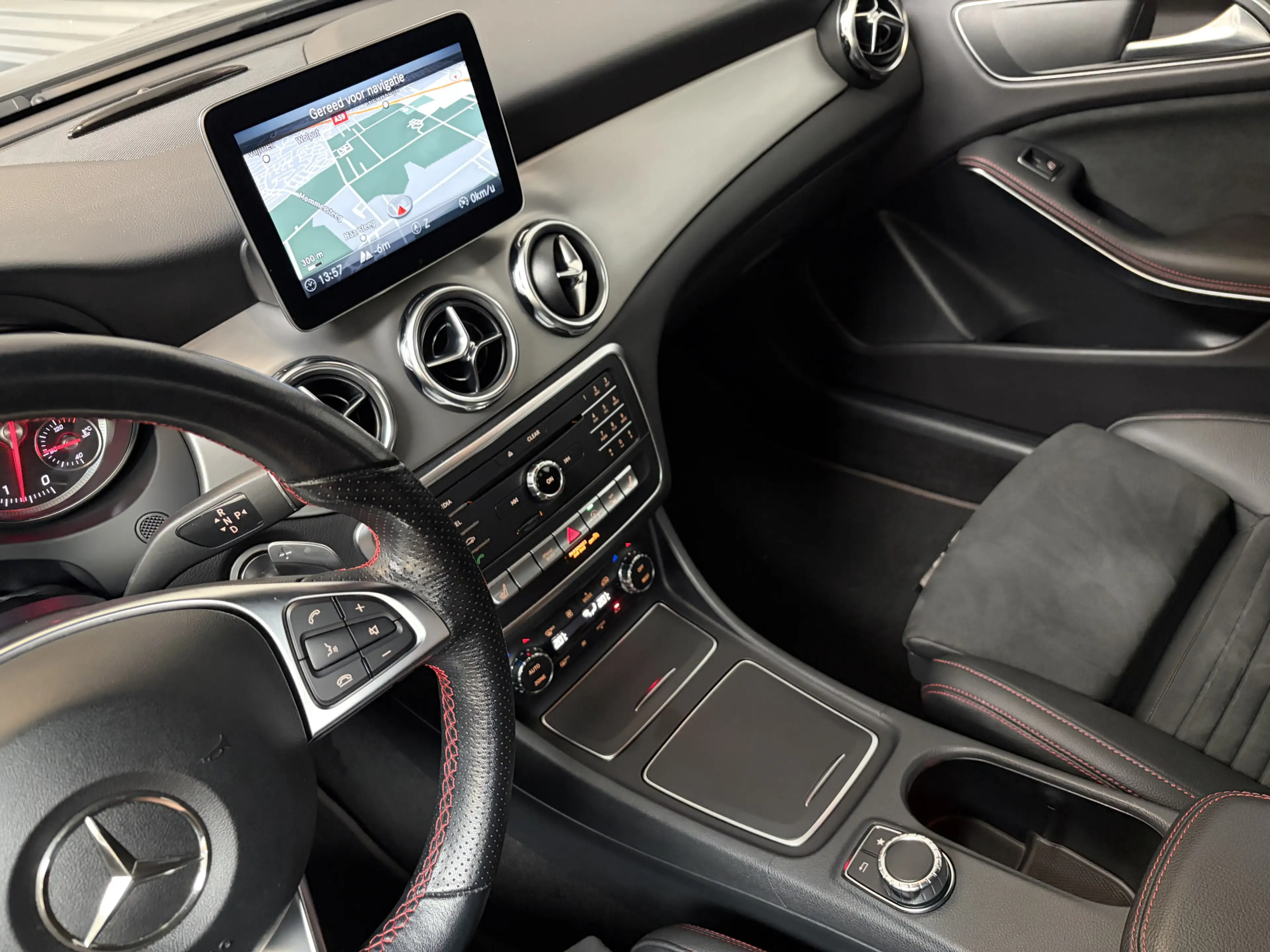 Mercedes-Benz GLA 180 BUSINESS SOLUTIONS AMG/PDC/CAM/CARPLAY/ENZ — photo 7