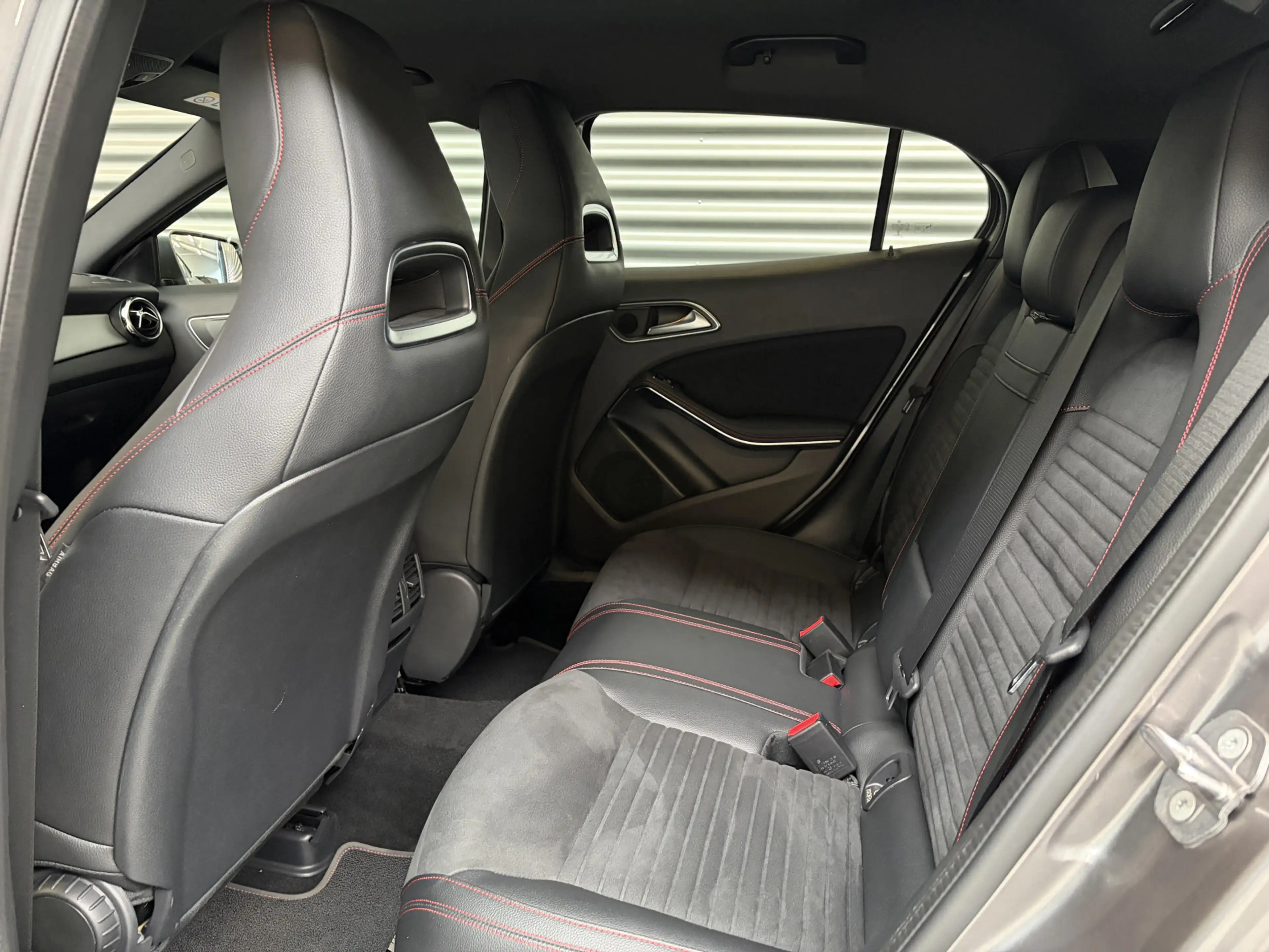Mercedes-Benz GLA 180 BUSINESS SOLUTIONS AMG/PDC/CAM/CARPLAY/ENZ — photo 8