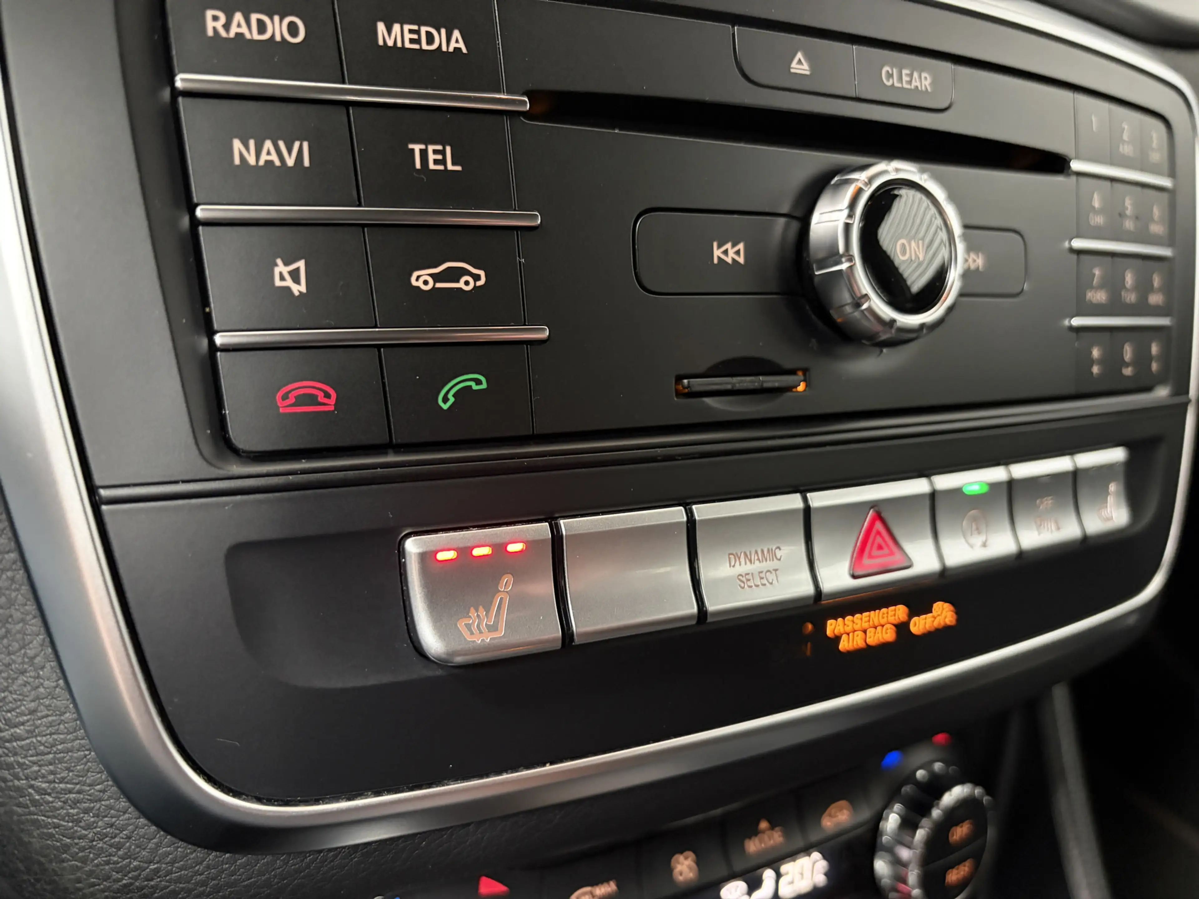 Mercedes-Benz GLA 180 BUSINESS SOLUTIONS AMG/PDC/CAM/CARPLAY/ENZ — photo 19