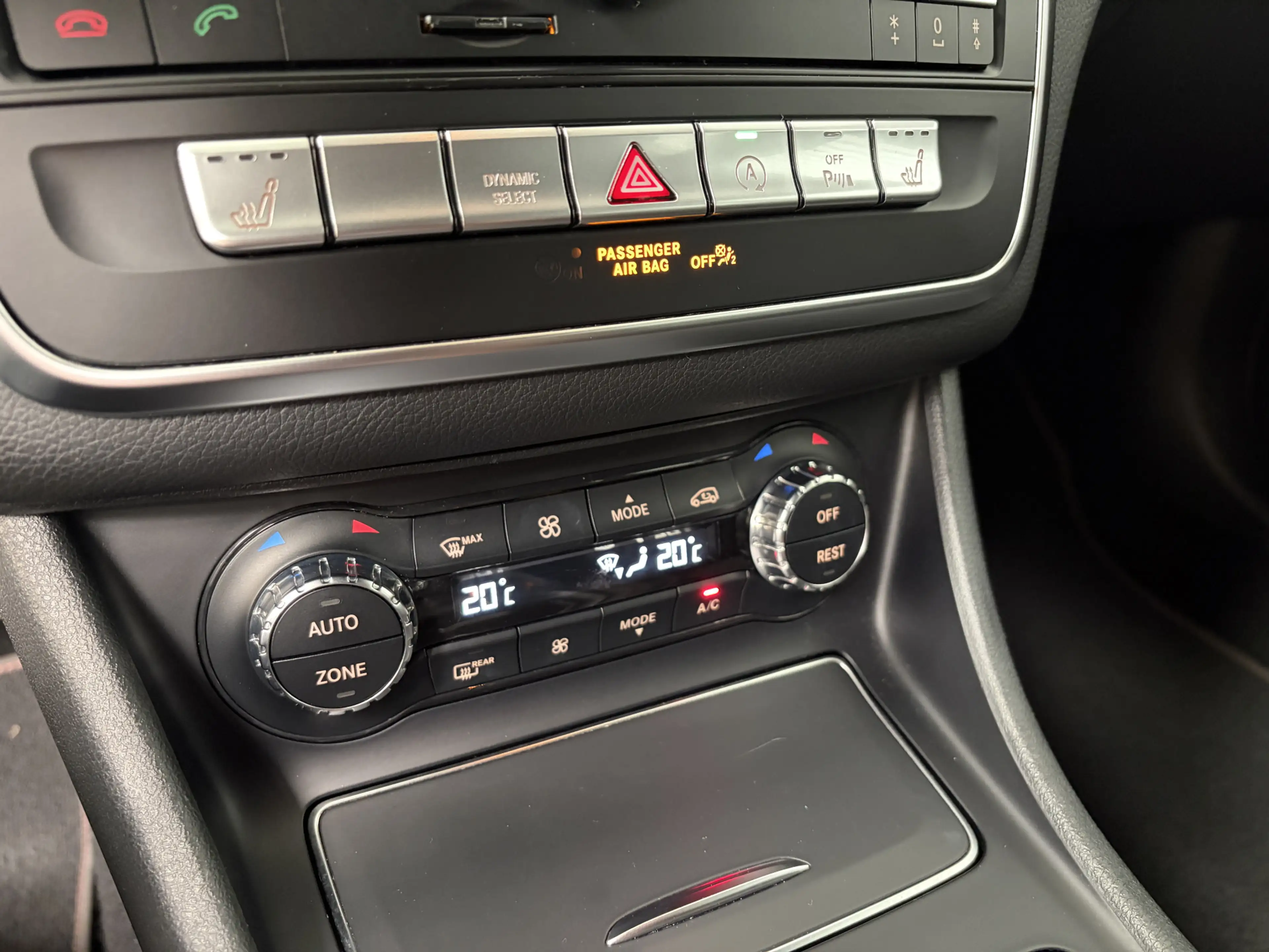Mercedes-Benz GLA 180 BUSINESS SOLUTIONS AMG/PDC/CAM/CARPLAY/ENZ — photo 21