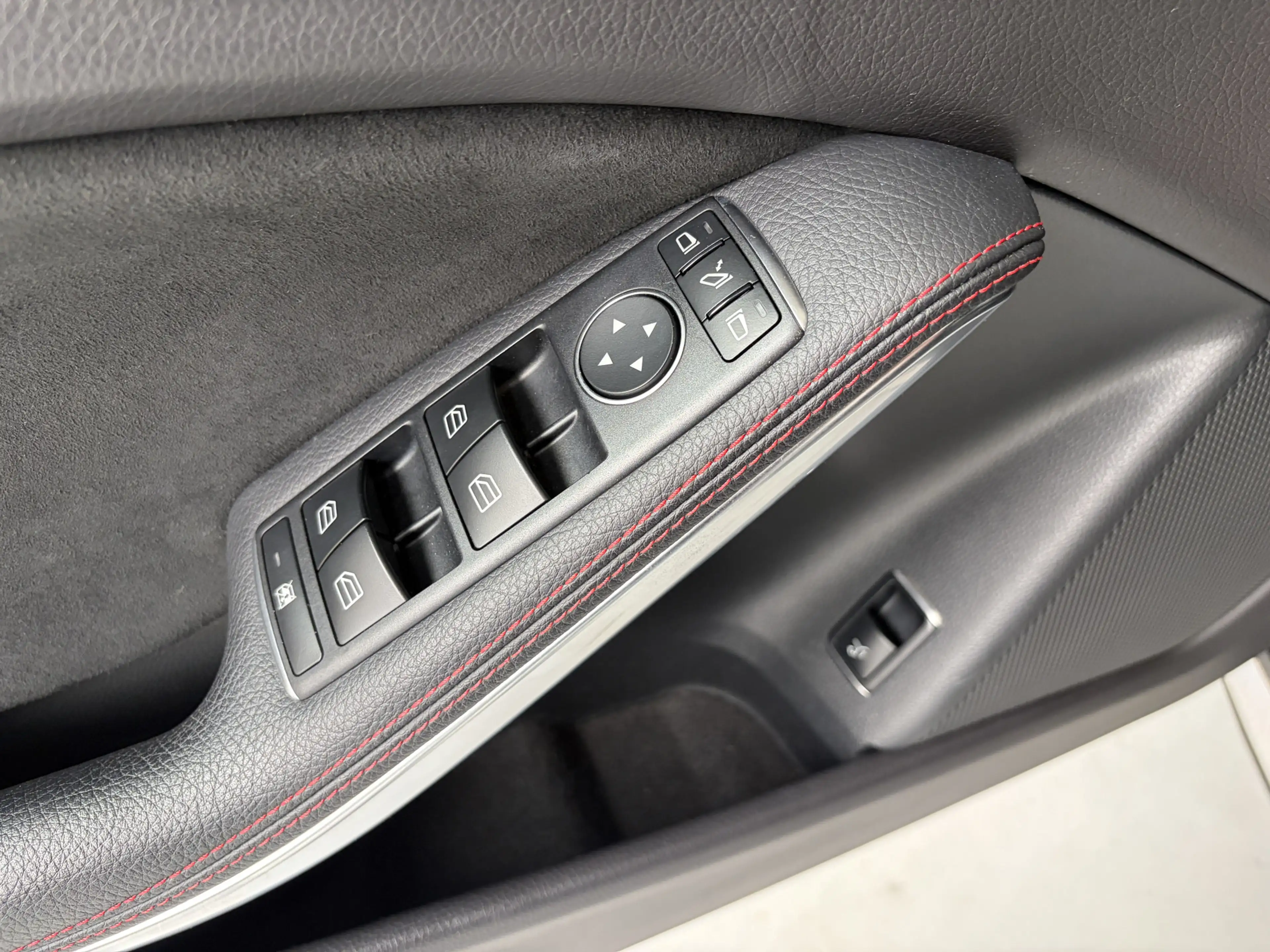 Mercedes-Benz GLA 180 BUSINESS SOLUTIONS AMG/PDC/CAM/CARPLAY/ENZ — photo 22