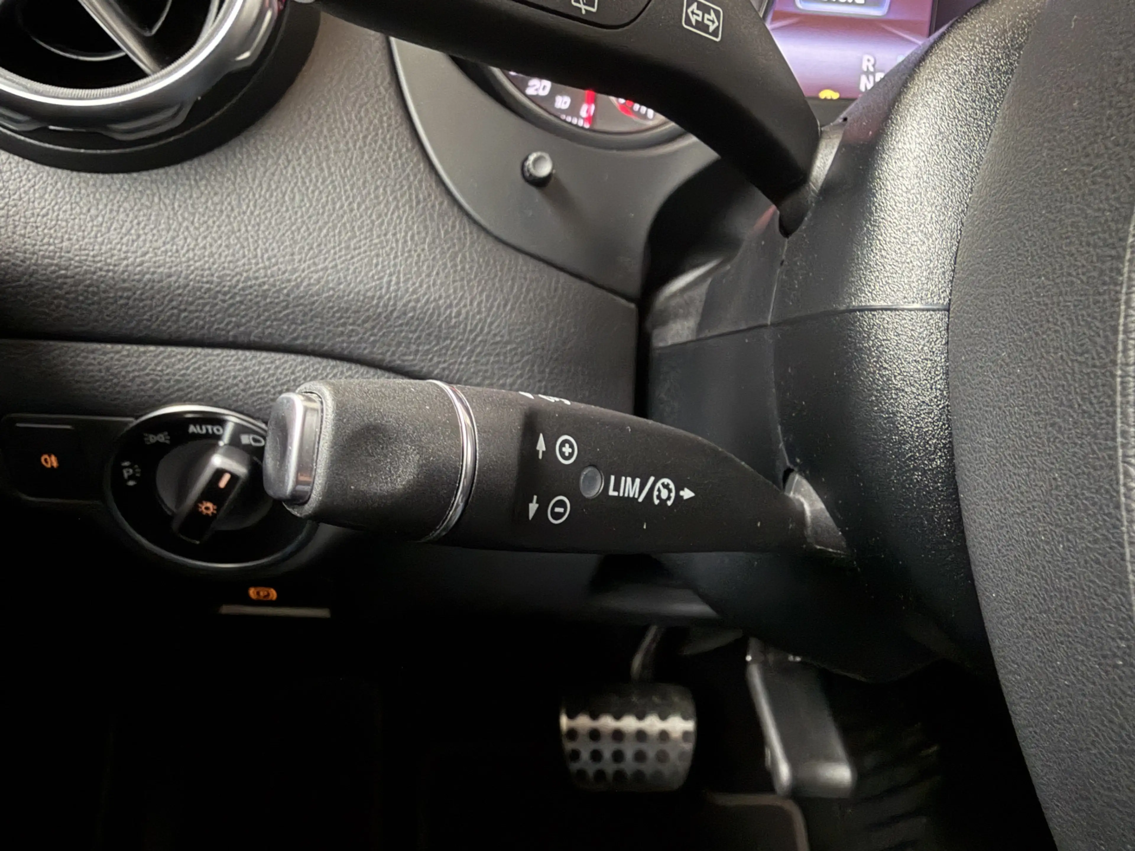 Mercedes-Benz GLA 180 BUSINESS SOLUTIONS AMG/PDC/CAM/CARPLAY/ENZ — photo 20